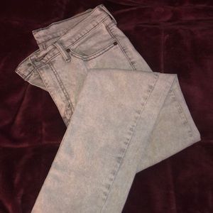 Men’s white Levi jeans